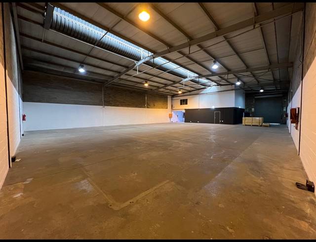 620M² WAREHOUSE TO LET IN LASER PARK